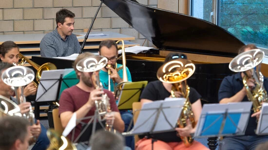 Im Einklang: Graubünden Brass probt mit dem Pianisten Mateusz Niedzwiedzki im Schulhaus Rheinau in Chur. 