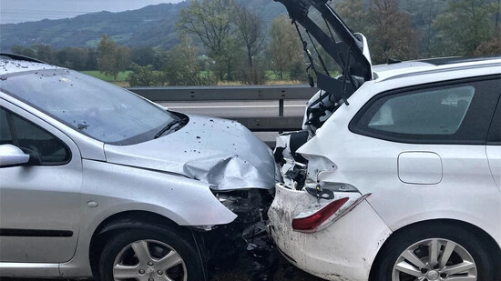 Ineinander gedrückt: Der Fahrer des weissen Autos verletzt sich beim Unfall im Gesicht.