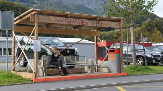 In Schwanden City fährt kein Zug: Die ÖV-Passagiere warten in diesem improvisierten Wartehäuschen auf den Bus. 