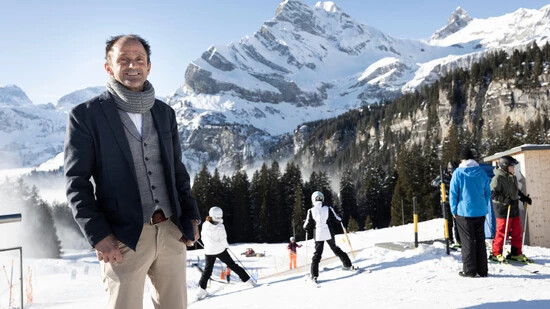 Noch auf den Winter angewiesen: Richi Bolt, Verwaltungsratspräsident der Sportbahnen Braunwald, posiert Ende Januar 2023 auf dem Grotzenbühl.