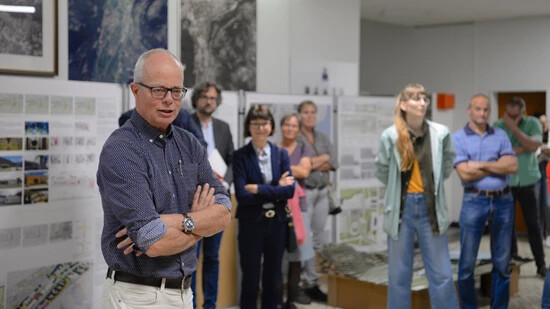 Testplanung: Vier Projektteams haben Pläne für das Gebiet Biäsche entworfen, Glarus-Nord-Präsident Thomas Kistler eröffnet die Ausstellung ihrer Projekte in Näfels.