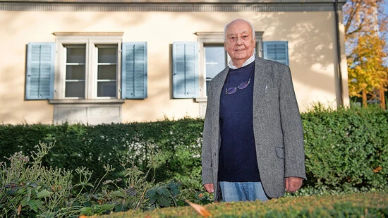 Die Villa Brügger in Chur: Der 84-jährige Wolfgang Huber vor dem Haus, in dem sein Vater Kurt die ersten drei Jahre seines Lebens verbracht hat.