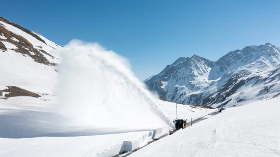 Schneeräumung am Flüelapass: Es liegt oft so viel Schnee, dass der Winterdienst von Pro Flüela mit der Schneefräse ran muss.