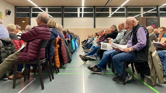 Sie wollen mitbestimmen: Gut 420 Stimmbürgerinnen und Stimmbürger von Glarus Nord nehmen an der gut besuchten Gemeindeversammlung in der Lintharena teil.