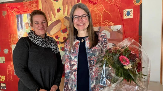 Im Mai tritt sie ihre Stelle an: Die neu gewählte Netstaler Pfarrerin Regula Eschle Wyler (rechts) erhält von Kirchengutsverwalterin Saarah Häuptli einen Begrüssungsblumenstrauss.