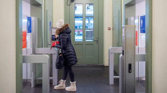 Ärgernis: Der Zugang zu den Bahnhof-Toiletten in Chur erfolgt bargeldlos mit Bankkarte oder Smartphone.