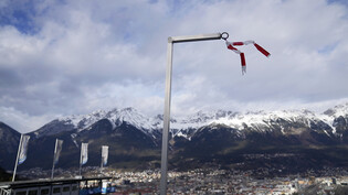 Innsbruck: Die Fähnchen und Flaggen stehen stramm im Wind.