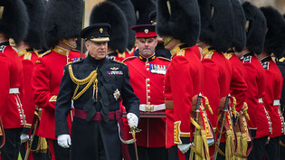 ARCHIV - Prinz Andrew (M), Herzog von York, vergibt an Regimentsmitglieder der Grenadier Guards im Windsor Castle Medaillen. Prinz Andrew war zu dem Zeitpunkt Ehrenoberst des Regiments.  Die britische Queen Elizabeth II. hat ihrem wegen…