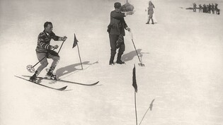 Sir Arnold Lunn (rechts) und Skifahrer Walter Amstutz an einem Rennen in Mürren. (Archivbild)