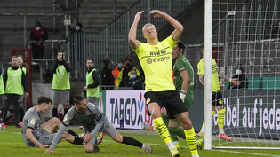 Dortmunds Starstürmer Erling Haaland (rechts) ärgert sich über das Cup-Out gegen St. Pauli