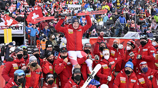 Marco Odermatt lässt sich in Adelboden nach seinem Sieg im Riesenslalom von seinen Teamkollegen und Betreuern feiern