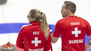 Alina Pätz und Sven Michel beobachten die Gegner