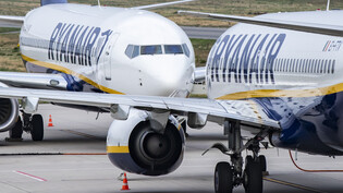 Ryanair behält Maskenpflicht auf vielen Flügen in Europa (Archivbild)