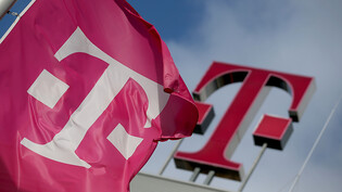Die Deutsche Telekom hat im ersten Quartal Umsatz und Gewinn kräftig gesteigert. (Archivbild)