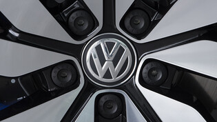 Der Autokonzern Volkswagen hat im April einen weiteren Einbruch erlebt. Weltweit lieferten die Wolfsburger 38 Prozent weniger Autos aus als im gleichen Vorjahresmonat, (Archivbild)