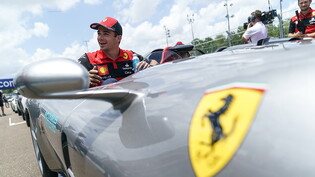 Der Monegasse Charles Leclerc donnert mit einem früheren Ferrari von Niki Lauda in seiner Heimat in die Streckenbegrenzung