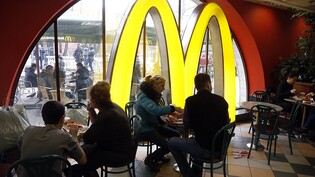 Der Fast-Food-Riese McDonald's zieht sich nach über 30 Jahren aus Russland zurück. Die Filialen will der Konzern an einen russischen Käufer abtreten.(Archivbild)