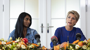 Bund und Kantone wollen adoptierte Personen aus Sri Lanka bei der Suche nach ihren Wurzeln unterstützen. Bundesrätin Karin Keller-Sutter und Sarah Ineichen (links), Präsidentin von "Back to the Roots", haben am Montag eine entsprechende Vereinbarung…