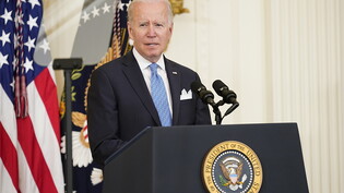 Joe Biden, Präsident der USA, spricht vor der Verleihung der «Public Safety Officer Medal of Valor» an vierzehn Empfänger während einer Veranstaltung im East Room des Weißen Hauses. Foto: Andrew Harnik/AP/dpa