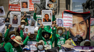 ARCHIV - Menschen protestieren zum Muttertag während des «Marsches der Mütter von Verschwundenen». Foto: Jair Cabrera Torres/Jair Cabrera Torres