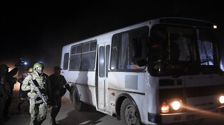 Unter den gefangen genommenen ukrainischen Kämpfern sind auch mehr als 50 Schwerverletzte - sie wurden russischen Angaben zufolge in Bussen abtransportiert. Foto: Alexey Kudenko/Sputnik/dpa