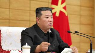 HANDOUT - Seit Ausbruch des Virus in Nordkorea sollen auf Anordnung von Machthaber Kim Jong Un sämtliche Städte und Landkreise abgeriegelt worden sein. Foto: -/KCNA/dpa - ACHTUNG: Nur zur redaktionellen Verwendung und nur mit vollständiger Nennung des…