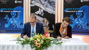 Kompetenzzentrum für Weltraumtechnologien: ESA-Generaldirektor Josef Aschbacher  und Martina Hirayama, Staatssekretärin für Bildung, Forschung und Innovation, (rechts) beim Unterzeichnen des Vertrags in Villigen AG.