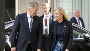 Sauli Niinistö (l), Präsident von Finnland, und Magdalena Andersson, Ministerpräsidentin von Schweden wollen die Anträge auf eine Nato-Mitgliedschaft ihrer Länder am Mittwoch gemeinsam einreichen. Foto: Anders Wiklund/Tt/TT News Agency/AP/dpa
