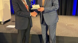 Der Milliardär und Mäzen Hansjörg Wyss ist für seine Verdienste um die Wissenschaft mit dem Gallatin-Award der Handelskammer Schweiz-USA geehrt worden. Überreicht wurde der Preis von Bundesrat Guy Parmelin.