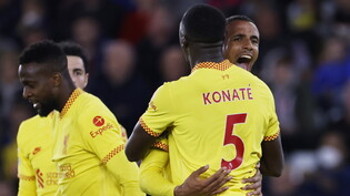 epa09953788 Joel Matip (R) of Liverpool celebrates with Torschütze Joel Matip (re.) Ibrahima Konaté freuen sich über den Siegtreffer Liverppols