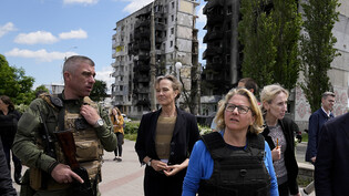 Die deutsche Entwicklungsministerin Svenja Schulze in einem zerstörten Vorort von Kiew. Foto: Natacha Pisarenko/AP/dpa