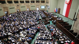 ARCHIV - Polnische Abgeordnete nehmen an einer Parlamentsdebatte über ein neues Mediengesetz im Unterhaus teil. Der polnische Sejm hat ein Gesetz zur Abschaffung der umstrittenen Disziplinarkammer für Richter gebilligt. Damit ist ein wichtiger Schritt in…