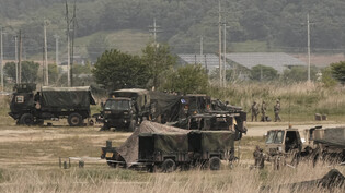 US-Soldaten stehen bei einem gemeinsamen Einsatz mit südkoreanischen Einheiten in Yeoncheon, nahe der Grenze zu Nordkorea. Kurz nach Abschluss des Besuchs von US-Präsident Biden in Asien hat Nordkorea mit neuen Raketentests erneut militärische Stärke…
