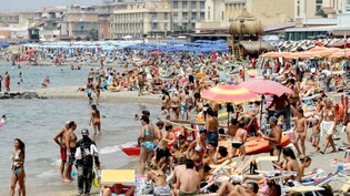 Überfüllter Strand in Ostian bei Rom. (Archivbild)