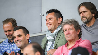 Pablo Iglesias verfolgt das Meisterschaftsspiel zwischen Sion und Luzern neben U21-Nationaltrainer Mauro Lustrinelli