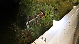 Tödlicher Unfall in Mollis: Das Auto kam von der Fahrbahn ab und landete im Tankgraben.