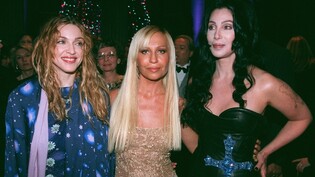 Modeunternehmerin Donatella Versace (Mitte) und Popstar Cher (Rechts) an einer Gala mit Sängerin Madonna in New York. (Archivbild)