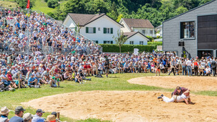 Spannung und gute Stimmung um die Sägemehlringe: 3500 Zuschauer besuchen in Untervaz das Bündner-Glarner Kantonalfest und feiern Sieger Samuel Giger.