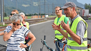 «Das Velo muss zum Thema werden»: Verkehrsplaner Marc Schneiter (rechts) referiert an der Velotour in Niederurnen.
