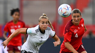 Die Deutsche Giulia Gwinn (links) gegen die Schweizer Flügelspielerin Rachel Rinast