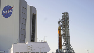 Die US-Raumfahrtbehörde Nasa wagt es: Trotz zweier problembehafteter Testläufe soll das "Artemis"-Raketensystem Ende August zu einem Testflug abheben. (Archivbild)