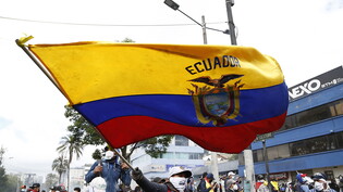 Ecuadors Präsident Guillermo Lasso wirft den indigenen Demonstrierenden einen Putschversuch vor. Im Land wird seit fast zwei Wochen wegen hoher Lebenshaltungskosten demonstriert. Dabei kamen bereits sechs Menschen ums Leben. (Archivbild)