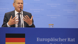 Bundeskanzler Olaf Scholz (SPD) gestikuliert während einer Pressekonferenz am zweiten Tage des EU-Gipfels. Die Staats- und Regierungschefs der EU wollten am zweiten Tag des EU-Gipfels angesichts von Inflation, hohen Energiepreisen und einer Krise bei den…