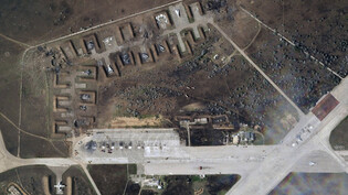 HANDOUT - Dieses von Planet Labs PBC zur Verfügung gestellte Satellitenbild zeigt zerstörte russische Flugzeuge auf dem Luftwaffenstützpunkt Saki nach einer Explosion. Foto: -/Planet Labs PBC/AP/dpa - ACHTUNG: Nur zur redaktionellen Verwendung bis zum 25…