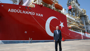 HANDOUT - Recep Tayyip Erdogan, Staatspräsident der Türkei, steht während einer Zeremonie vor dem Bohrschiff «Abdulhamid Han» im Hafen Mersin Tasucu, bevor es zu einem Einsatz geschickt wird. Die Türkei will erneut ein Gas-Bohrschiff zu Erkundungsfahrten…