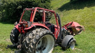 Traktor überschlug sich mehrmals: Ein Landwirt rutschte in Seewis mit seinem Traktor einen Abhang hinuter und starb dabei.