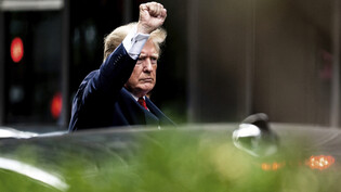 dpatopbilder - Ex-US-Präsident Donald Trump verlässt gestikulierend den Trump Tower in New York. Foto: Julia Nikhinson/AP/dpa