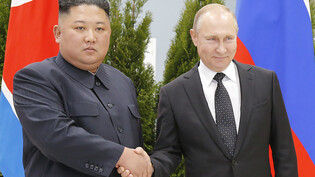 ARCHIV - Das Archivfoto aus dem Jahr 2019 zeigt Nordkoreas Machthaber Kim Jong Un und Russlands Präsidenten Wladimir Putin bei einem Treffen in Wladiwostok. Foto: Alexander Zemlianichenko/AP/dpa