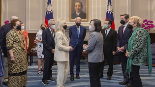ARCHIV - Tsai Ing-wen (2.v.r), Präsidentin von Taiwan, spricht mit den Mitgliedern einer Delegation des US-Kongresses während eines Treffens im Präsidialamt. Foto: -/Taiwan Presidential Office/AP/dpa - ACHTUNG: Nur zur redaktionellen Verwendung und nur…