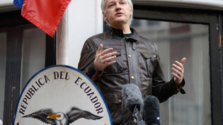 ARCHIV - Wikileaks-Gründer Julian Assange steht während einer Rede auf dem Balkon der Botschaft von Ecuador. Foto: Constantin Eckner/dpa